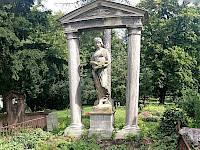 Historische Grabanlage mit Madonna
